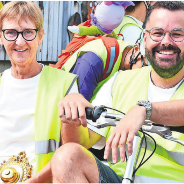 Tänzchen, Topflappen und Gedicht - Patrick Grob übernimmt das Steuer des Nebeneinander-Tandems ZEM und Brigitte Thurnherr die diversen Aufgaben an den Posten. Bilder: Monica Rast (2) / zg (1)