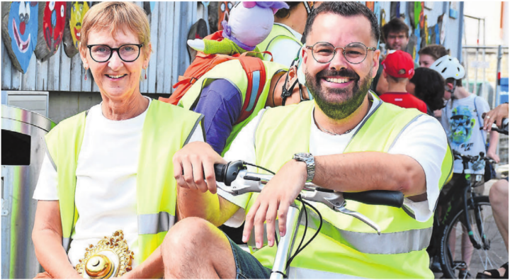 Patrick Grob übernimmt das Steuer des Nebeneinander-Tandems ZEM und Brigitte Thurnherr die diversen Aufgaben an den Posten. Bilder: Monica Rast (2) / zg (1) Patrick Grob übernimmt das Steuer des Nebeneinander-Tandems ZEM und Brigitte Thurnherr die diversen Aufgaben an den Posten. Bilder: Monica Rast (2) / zg (1)