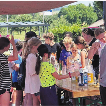 «Wir sagen Tschüss!» - Die Fachstelle Jugend engagierte sich an verschiedenen Festen in den Gemeinden. So mixten Jugendliche Mocktails am Schulfest Meisterschwanden. Bild: zg