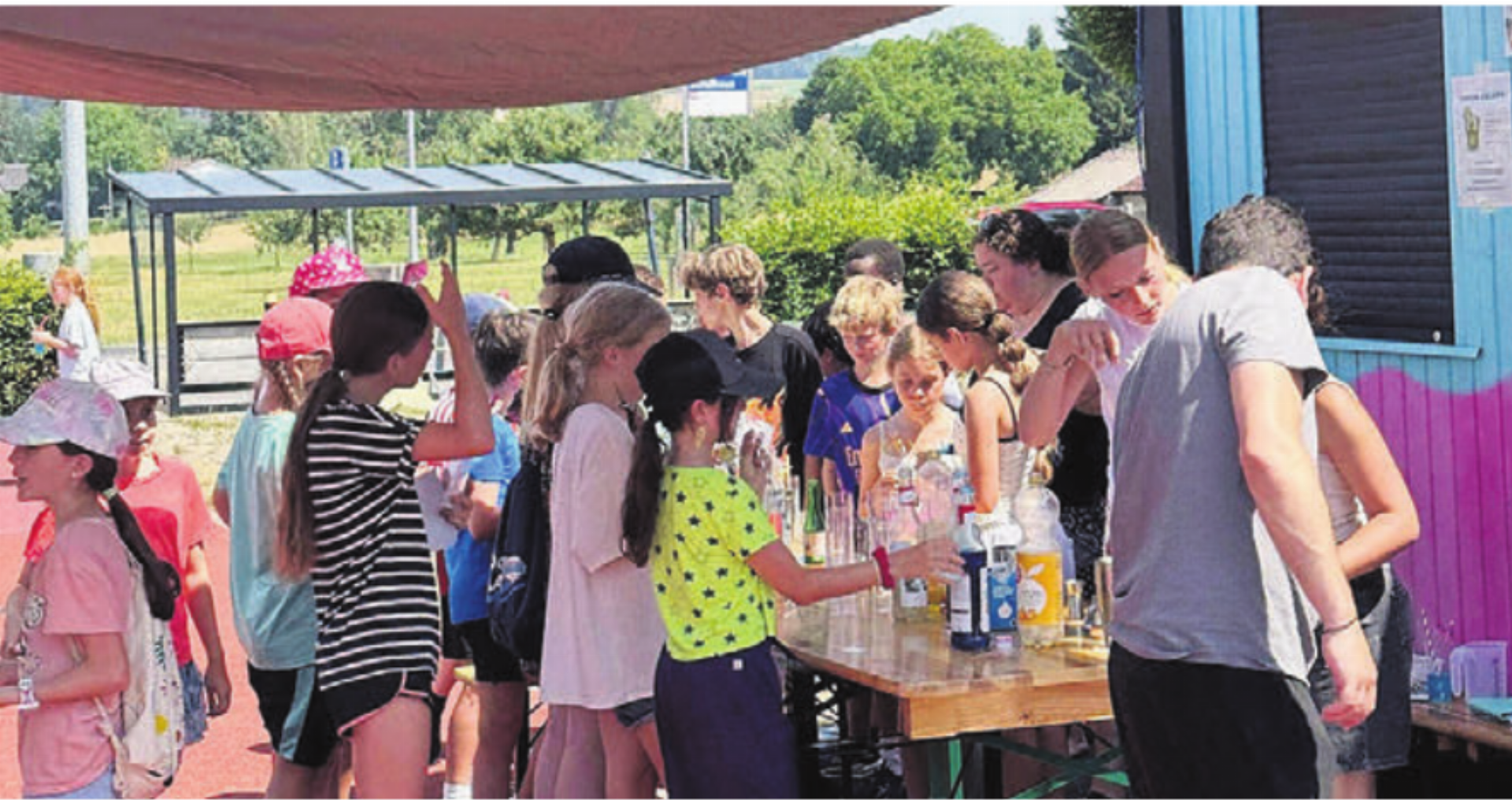 Die Fachstelle Jugend engagierte sich an verschiedenen Festen in den Gemeinden. So mixten Jugendliche Mocktails am Schulfest Meisterschwanden. Bild: zg - Das Bild wird blockiert. – Möglicherweise durch einen aktiven Adblocker.