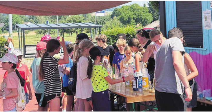 Die Fachstelle Jugend engagierte sich an verschiedenen Festen in den Gemeinden. So mixten Jugendliche Mocktails am Schulfest Meisterschwanden. Bild: zg