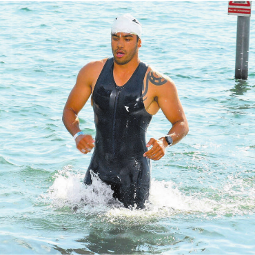 Der Coach schwimmt voraus - Hussain Adel nach dem Schwimmen am Zürich-Triathlon. Zu diesem Zeitpunkt führte er die Gesamtwertung noch an.    Bild: zg