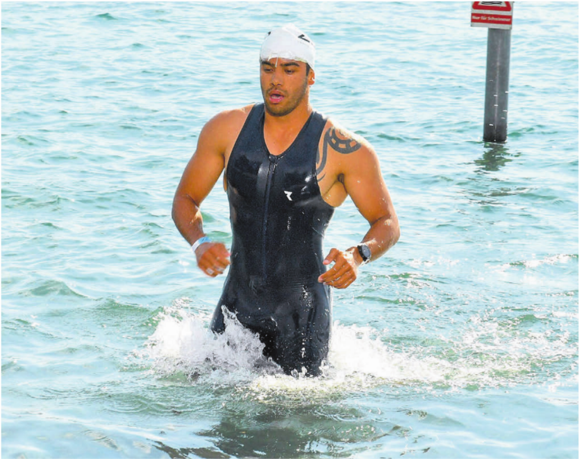 Hussain Adel nach dem Schwimmen am Zürich-Triathlon. Zu diesem Zeitpunkt führte er die Gesamtwertung noch an.    Bild: zg - Das Bild wird blockiert. – Möglicherweise durch einen aktiven Adblocker.