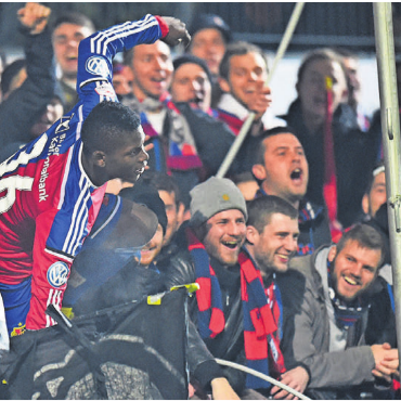 Alles für den Viertelfinal - Sprung in die FCB-Fans: Breel Embolo im Oktober 2014 in Wohlen. Bild: Alexander Wagner / Archiv