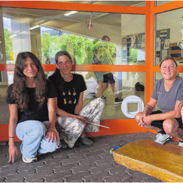 Isi – die Schulkatze - Ob Kinder, Lehrkräfte oder der Hausdienst  an der Schulkatze haben sie alle gleichermassen Freude. In die Glasfensterfront neben dem Eingang liessen die Verantwortlichen unlängst ein Katzentürchen für Isi einbauen. Auf dem Bild (von links): Telsa (Schülerin), Nicole Oehninger (Lehrerin), Maja Landolt (Hausdienst) und Stefan Dietrich (Lehrer). Bild: Marco Huwyler