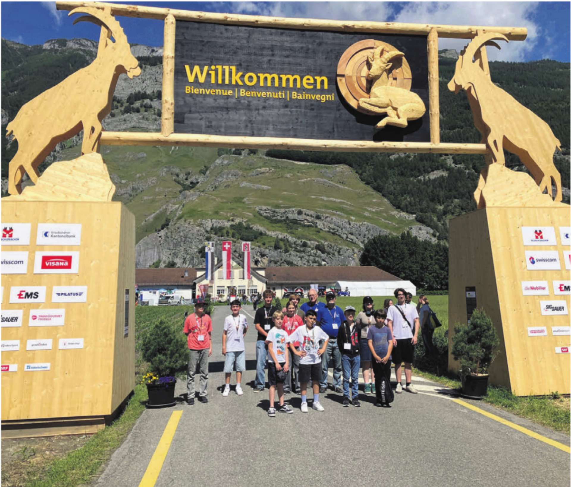 Delegation aus Zufikon: Die Schützen geniessen Natur, Wetter, Anlass und posieren unter dem charakteristischen Wappentier des Eidgenössischen Schützenfests in Chur.   Bild: zg - Das Bild wird blockiert. – Möglicherweise durch einen aktiven Adblocker.