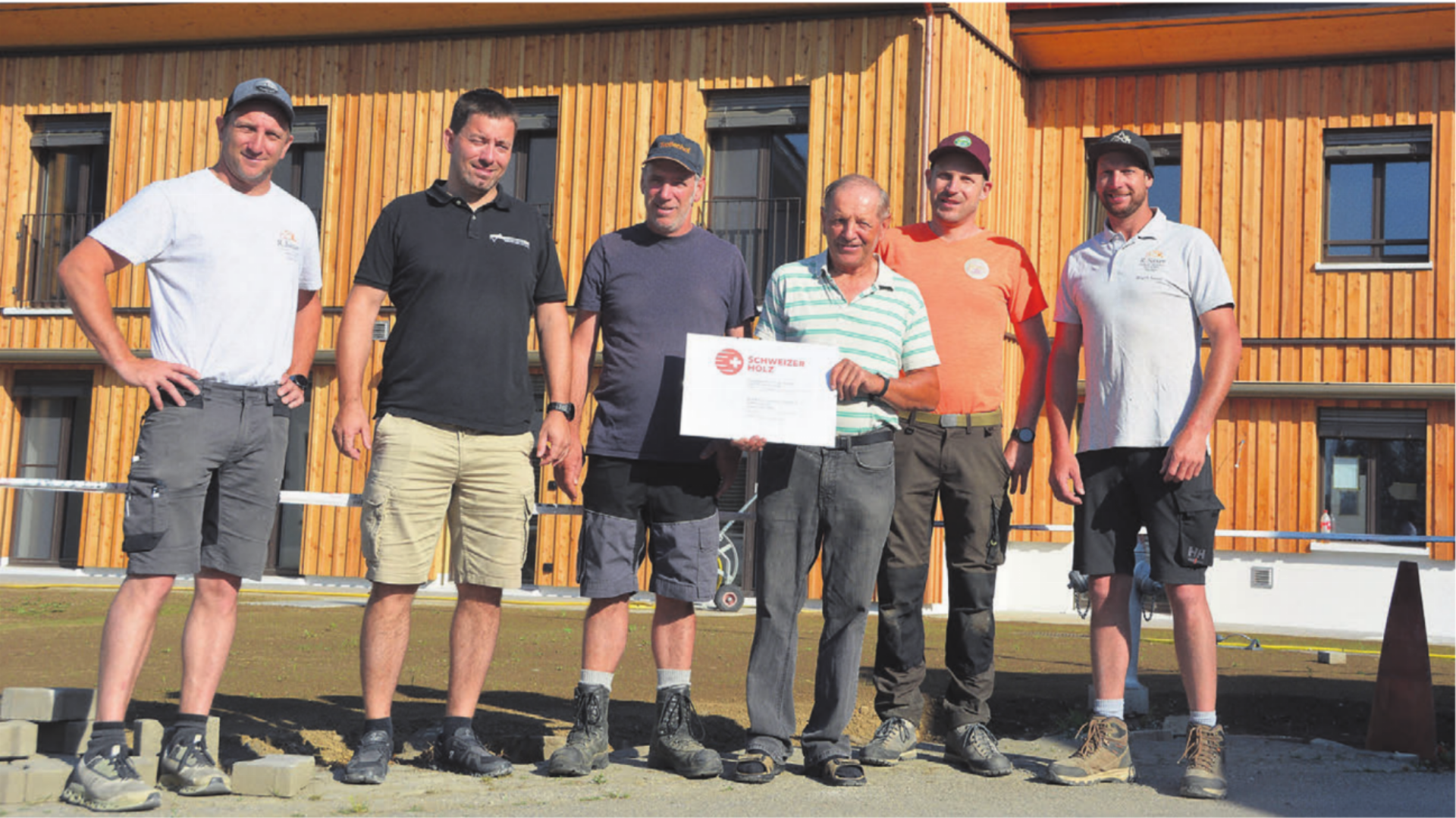 Stolz auf den Holzpreis (v.l.): Reto Saxer (R. Saxer Holzbau), Architekt Roman von Arx, Simon Kohler, Alois Kohler, Förster Guido Schibli und Roger Saxer (R. Saxer Holzbau).    Bild: Roger Wetli - Das Bild wird blockiert. – Möglicherweise durch einen aktiven Adblocker.