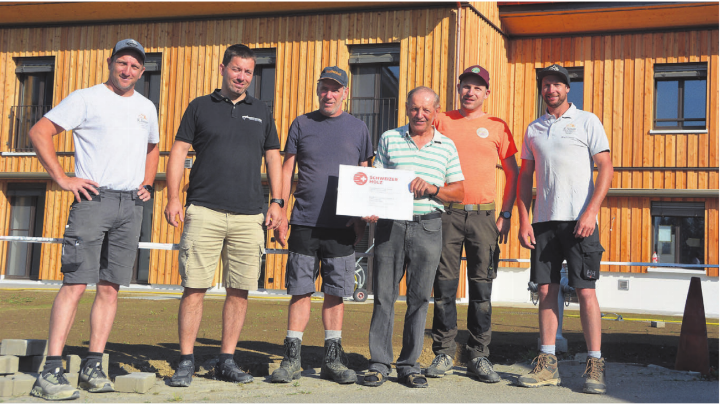 Stolz auf den Holzpreis (v.l.): Reto Saxer (R. Saxer Holzbau), Architekt Roman von Arx, Simon Kohler, Alois Kohler, Förster Guido Schibli und Roger Saxer (R. Saxer Holzbau). Bild: Roger Wetli Stolz auf den Holzpreis (v.l.): Reto Saxer (R. Saxer Holzbau), Architekt Roman von Arx, Simon Kohler, Alois Kohler, Förster Guido Schibli und Roger Saxer (R. Saxer Holzbau). Bild: Roger Wetli