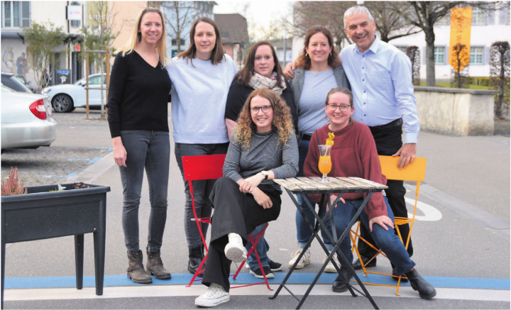 So fing alles an, diese sieben Personen riefen 2023 die erste «Usestuehlete» ins Leben, von links: Steffi Stutz, Valérie Weibel, Steffi Haller, Myrta Strebel und Josef Villiger; vorne von links: Muriel Weibel und Lea Küng. Bilder: Archiv So fing alles an, diese sieben Personen riefen 2023 die erste «Usestuehlete» ins Leben, von links: Steffi Stutz, Valérie Weibel, Steffi Haller, Myrta Strebel und Josef Villiger; vorne von links: Muriel Weibel und Lea Küng. Bilder: Archiv