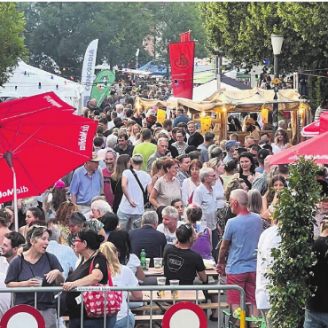 Mehrere Kleine statt ein Grosses - Die Marktstrasse wird zum Festort – die «Usestuehlete» begeisterte die Massen.