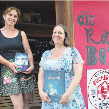 Zum Lesen animieren - Sie freuen sich, dass die begehbare Bücherbox im Dorf so gut angenommen wurde: Luzia Keusch (links), Präsidentin des Frauenvereins, und Initiantin Rebecca Bucher. Bild: Annemarie Keusch