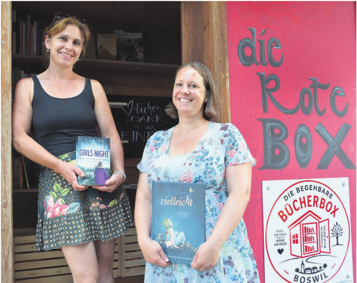 Sie freuen sich, dass die begehbare Bücherbox im Dorf so gut angenommen wurde: Luzia Keusch (links), Präsidentin des Frauenvereins, und Initiantin Rebecca Bucher. Bild: Annemarie Keusch Sie freuen sich, dass die begehbare Bücherbox im Dorf so gut angenommen wurde: Luzia Keusch (links), Präsidentin des Frauenvereins, und Initiantin Rebecca Bucher. Bild: Annemarie Keusch