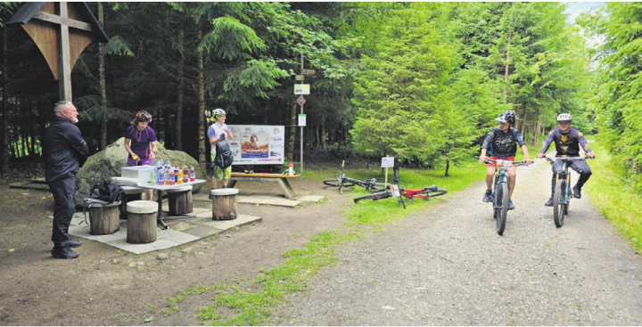 Reges Treiben auf dem Gipfel des Lindenbergs. Der Anlass war ein grosser Erfolg. Bild: zg