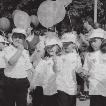 Mit Sonnenschein und strahlenden Kinderaugen - Die Kindergärtler erfreuen die Wohler Jugendfestbesucher mit einem Umzug. Bild: Archiv
