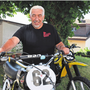 «Ich hatte eben eine grosse Klappe» - Es macht einfach Spass: Roland Büchi mit seiner Oldtimer-Maschine zu Hause im Garten im Wohler Oberdorf. Bilder: Daniel Marti / zg