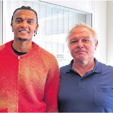 Pionier für die Sporttalente - Nati-Kicker Manuel Akanji besuchte für Filmaufnahmen kürzlich die United school of sports. Ganz zur Freude von Tobias Rohner, Mitgründer und Mitinhaber der Schule. Bild: pd