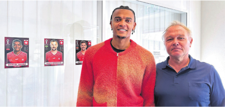 Nati-Kicker Manuel Akanji besuchte für Filmaufnahmen kürzlich die United school of sports. Ganz zur Freude von Tobias Rohner, Mitgründer und Mitinhaber der Schule. Bild: pd Nati-Kicker Manuel Akanji besuchte für Filmaufnahmen kürzlich die United school of sports. Ganz zur Freude von Tobias Rohner, Mitgründer und Mitinhaber der Schule. Bild: pd