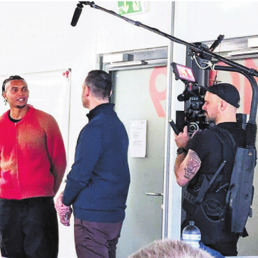 Pionier für die Sporttalente - Einer der Helden der United school of sports: Der Schweizer Nationalspieler Manuel Akanji kam für Filmaufnahmen kürzlich gerne zurück an seine ehemalige Ausbildungsstätte. Bilder: pd
