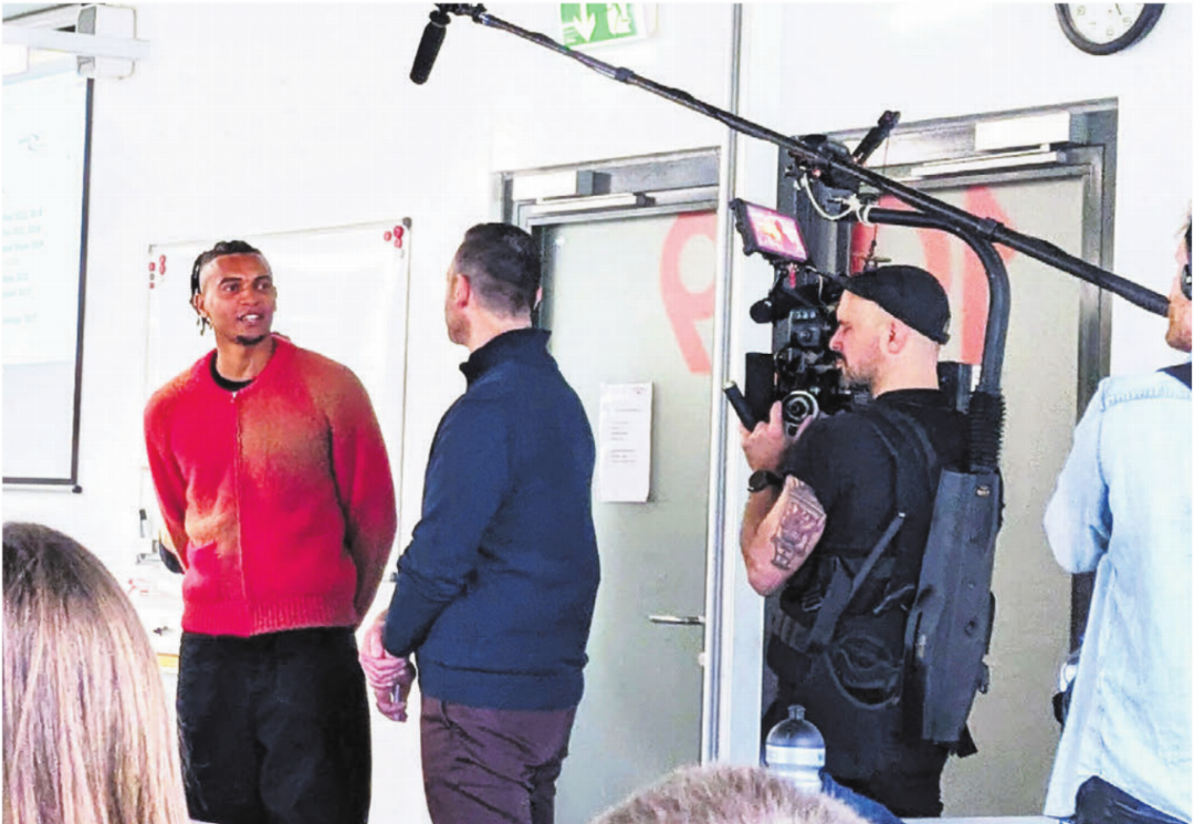 Einer der Helden der United school of sports: Der Schweizer Nationalspieler Manuel Akanji kam für Filmaufnahmen kürzlich gerne zurück an seine ehemalige Ausbildungsstätte. Bilder: pd Einer der Helden der United school of sports: Der Schweizer Nationalspieler Manuel Akanji kam für Filmaufnahmen kürzlich gerne zurück an seine ehemalige Ausbildungsstätte. Bilder: pd