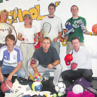 Pionier für die Sporttalente - Aus der Anfangszeit, hinten (v. l.): Gaby Neth, Pia Bienz, Stefan Schlegel, Willi Ongaro. Kniend (v. l.): Matthias Marietan, Tobias Rohner, Don McLaren.