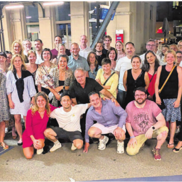 Pionier für die Sporttalente - Die Zahl 25 ist für Mitgründer Tobias Rohner (Bildmitte) nicht so wichtig, die Entwicklung seiner Sportschule ist für ihn massgebend: Das Team der United school of sports anlässlich des Jubiläumsweekends zum 25-jährigen Bestehen.