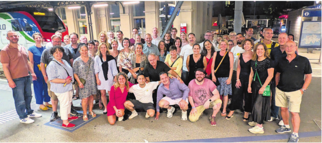 Die Zahl 25 ist für Mitgründer Tobias Rohner (Bildmitte) nicht so wichtig, die Entwicklung seiner Sportschule ist für ihn massgebend: Das Team der United school of sports anlässlich des Jubiläumsweekends zum 25-jährigen Bestehen. Die Zahl 25 ist für Mitgründer Tobias Rohner (Bildmitte) nicht so wichtig, die Entwicklung seiner Sportschule ist für ihn massgebend: Das Team der United school of sports anlässlich des Jubiläumsweekends zum 25-jährigen Bestehen.