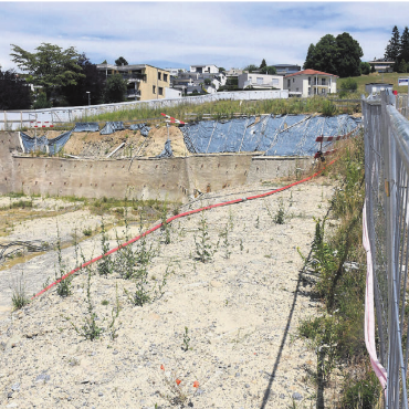 Neustart beim Grossprojekt? - Neuer Ansprechpartner: Die Generalunternehmung WWP AG mit Sitz in Zürich informiert, dass bei der Grossbaustelle am Rebberg im August oder September der erneute Baubeginn erfolgen könnte. Zurzeit hinterlässt die Grossbaustelle einen tristen Eindruck. Bild: Daniel Marti