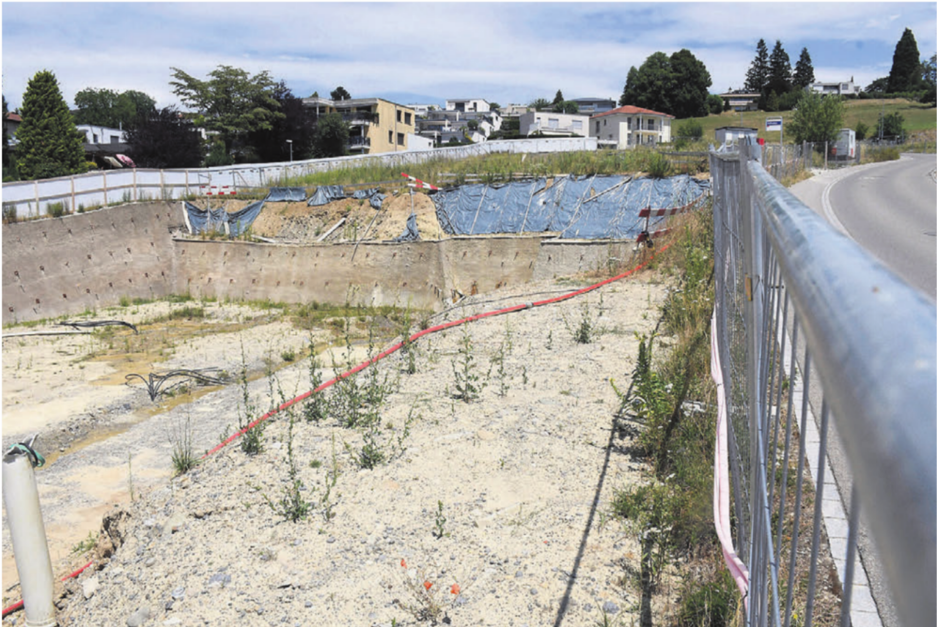 Neuer Ansprechpartner: Die Generalunternehmung WWP AG mit Sitz in Zürich informiert, dass bei der Grossbaustelle am Rebberg im August oder September der erneute Baubeginn erfolgen könnte. Zurzeit hinterlässt die Grossbaustelle einen tristen Eindruck. Bild: Daniel Marti - Das Bild wird blockiert. – Möglicherweise durch einen aktiven Adblocker.