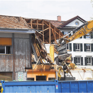 Das Ende nach 34 Jahren - Der Bagger an der Arbeit: Das Pavillongebäude auf dem Schulzentrum Halde wurde diese Woche zurückgebaut. Bild: dm