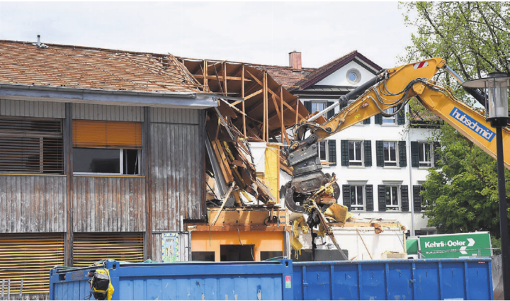 Der Bagger an der Arbeit: Das Pavillongebäude auf dem Schulzentrum Halde wurde diese Woche zurückgebaut. Bild: dm