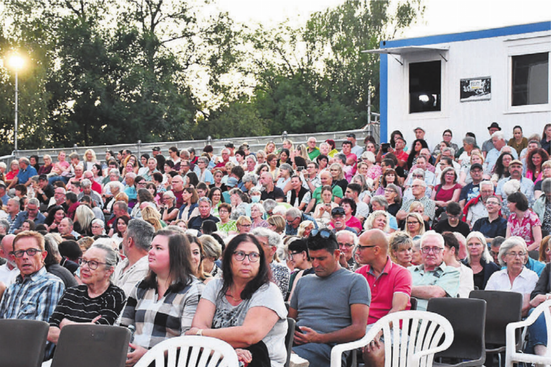 «Ewigi Liebi» lockt rund 540 Leserinnen und Leser in das Open-Air-Kino hinter der Kanti Wohlen. Bilder: Monica Rast «Ewigi Liebi» lockt rund 540 Leserinnen und Leser in das Open-Air-Kino hinter der Kanti Wohlen. Bilder: Monica Rast