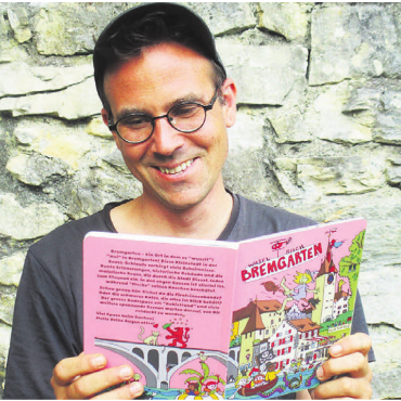 Vor allem zur Freude der Kinder - Michael Schaller liess  sich beim Zeichnen von seinen eigenen Erlebnissen und seiner Fantasie leiten. 
Bild: Rahel Schmid