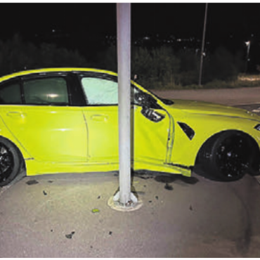 Crash mit Sportwagen - Der Wagen kollidierte mit einem Verkehrssignal. Bild: pz