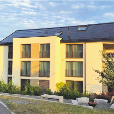 Vom grünen Strom zum Rechtsstreit - Die Photovoltaikanlage dieser Dachseite des Mehrfamilienhauses muss wieder zurückgebaut werden. Bild: zg