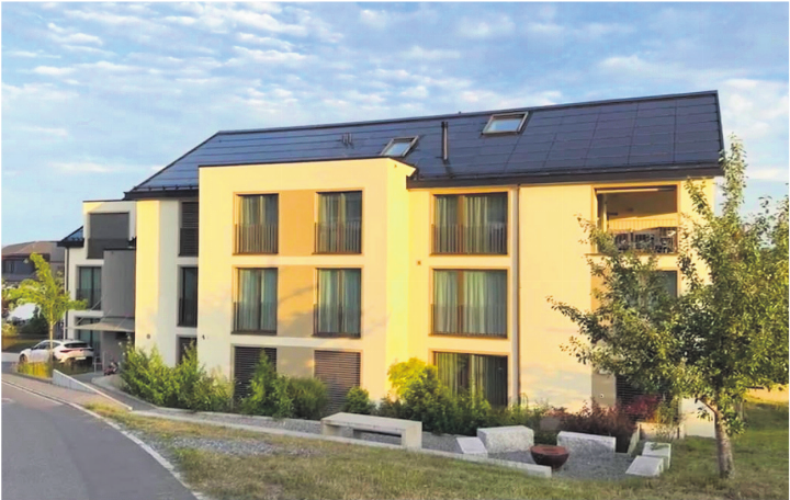 Die Photovoltaikanlage dieser Dachseite des Mehrfamilienhauses muss wieder zurückgebaut werden. Bild: zg Die Photovoltaikanlage dieser Dachseite des Mehrfamilienhauses muss wieder zurückgebaut werden. Bild: zg