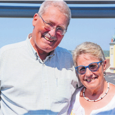 Gleich ins Wespennest gestochen - Von der Terrasse ihres Eigenheims haben Thomas und Ruth Furrer einen wunderbaren Blick auf Sarmenstorf. «Hier gefällt es uns, hier bleiben wir», sagen die beiden neuen Ehrenbürger denn auch. Bilder: Chregi Hansen / zg