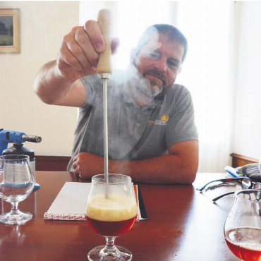 Eintauchen ins Bier-Universum - Es dampft, es blubbert. Das Bier-Stacheln ist eine alte Methodik, die einst die Schmiede erfanden. Marcel Riesen zeigt und erklärt, wie sich das Bier beim Stacheln verändert.