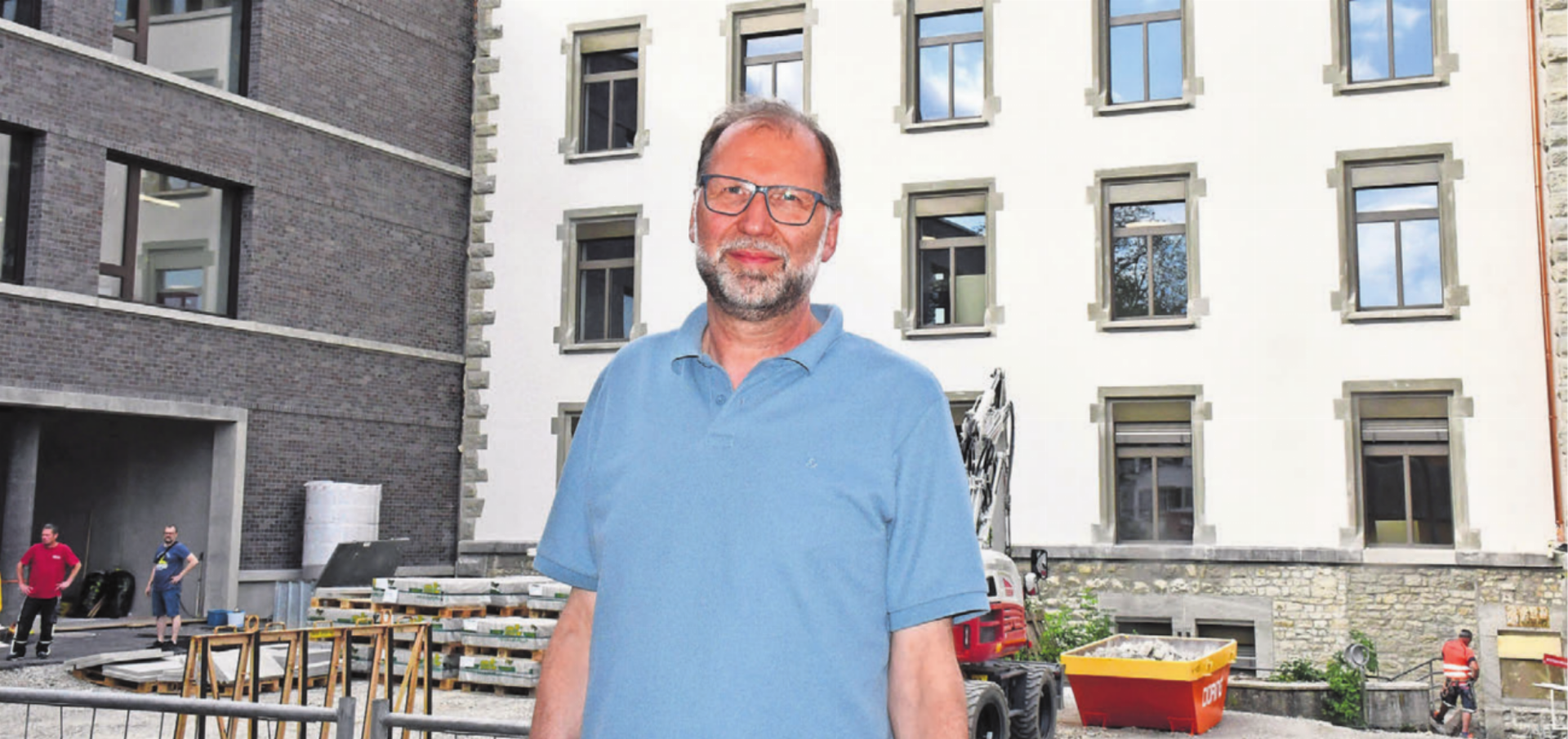 Die grosse Erleichterung: Paul Bitschnau vor der neuen Bezirksschule, links der Anbau, rechts das renovierte und sanierte Gebäude.    Bild: Daniel Marti - Das Bild wird blockiert. – Möglicherweise durch einen aktiven Adblocker.