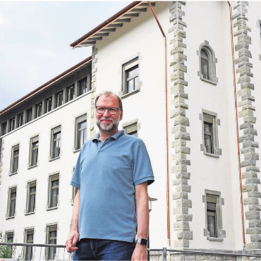 Basis für wertvolle Momente - Viel Vorfreude auf den bevorstehenden Start im neuen Bez-Schulhaus und viel Dankbarkeit: Schulleiter Paul Bitschnau. Bild: Daniel Marti