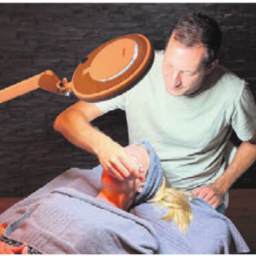 Ungewohntes Terrain - Stefan Sprenger als Kosmetiker. Bild: zg