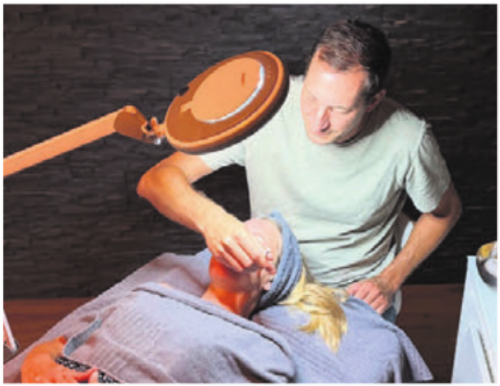 Stefan Sprenger als Kosmetiker. Bild: zg Stefan Sprenger als Kosmetiker. Bild: zg