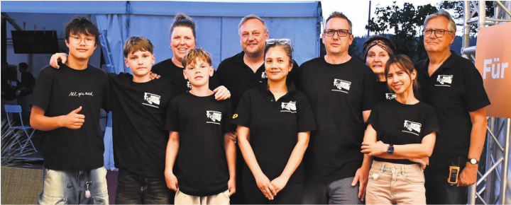 Drei Generationen der Familie Bachmann arbeiten bereits hinter den Kulissen des Open-Air-Kinos mit. Was im Kleinen begann, ist nun ein Familienunternehmen. Bilder: Monica Rast