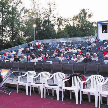 Weils so schön ist - Beim Eindunkeln füllen sich langsam die Sitzplätze des Open-Air-Kinos.