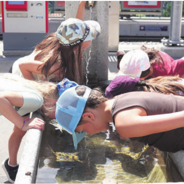 Mit Kreativität und Teamgeist im Einsatz - Die Abkühlung im Brunnen ist bei heissen Temperaturen eine Wohltat.