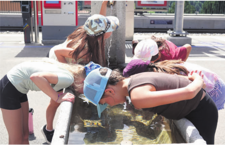 Die Abkühlung im Brunnen ist bei heissen Temperaturen eine Wohltat.