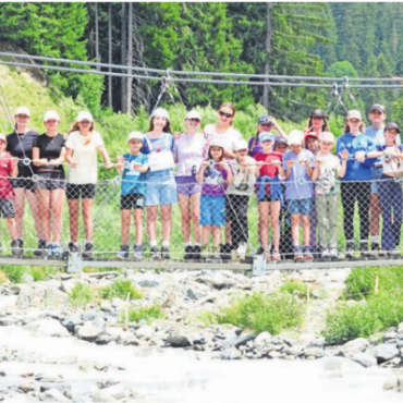 Mit Kreativität und Teamgeist im Einsatz - Auf der imposanten Hängebrücke wurde es manchen flau im Magen. Trotzdem stellten sich alle tapfer auf für das obligate Gruppenfoto. Bilder: zg