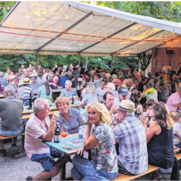 Rundum gelungenes Wochenende - Das Waldfest zog auch dieses Jahr viele Gäste zum Forsthaus, gefeiert wurde bis spät in die Nacht. Bild: zg