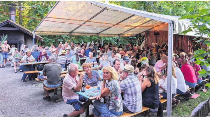 Das Waldfest zog auch dieses Jahr viele Gäste zum Forsthaus, gefeiert wurde bis spät in die Nacht. Bild: zg