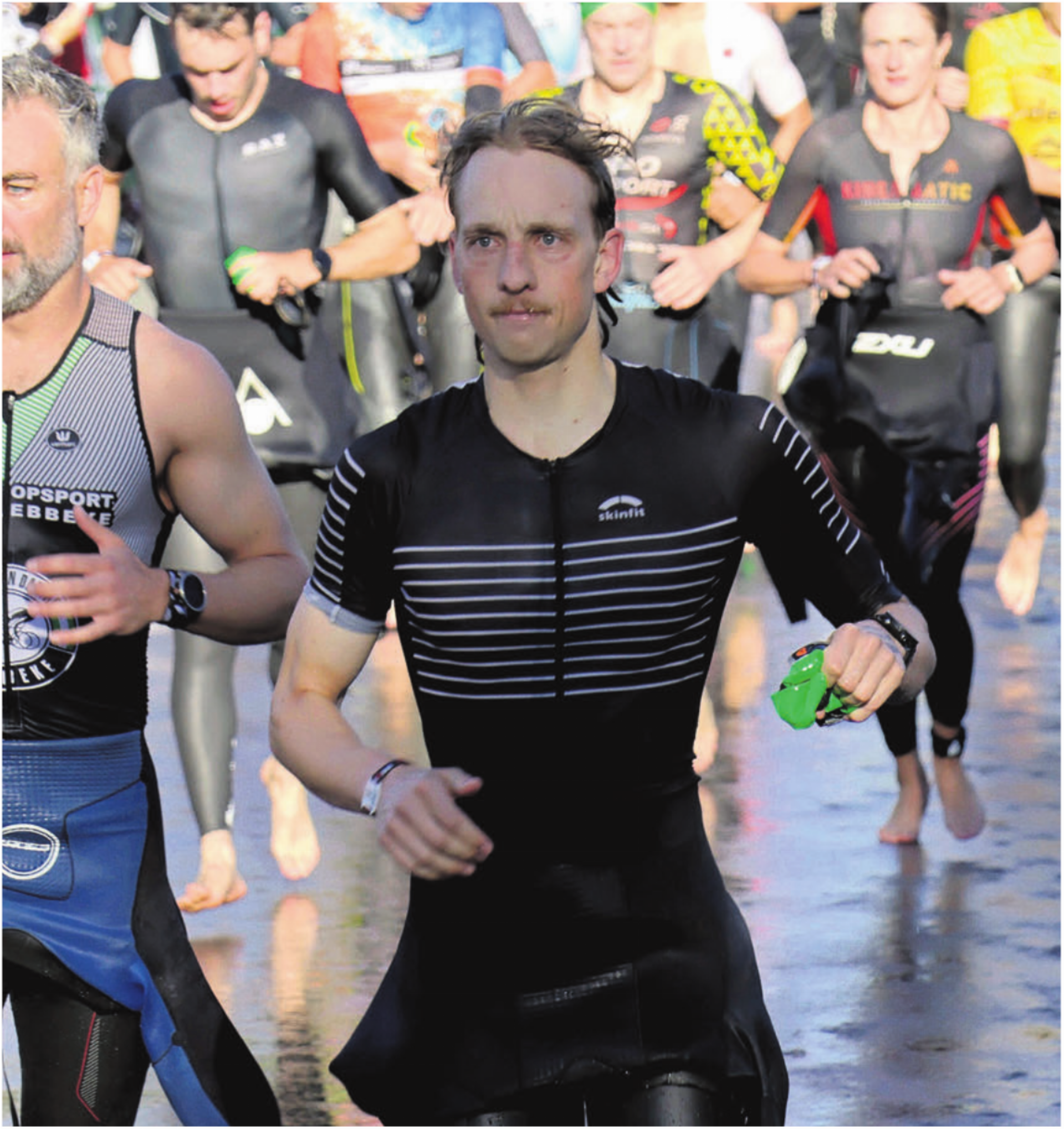 Die Wellen im Wasser setzten Jannis Fischer zu. Es ist ihm aber gelungen durchzubeissen. Nach vier Marathons, einem Backyard Ultra und einem Ironman-Triathlon über die halbe Distanz hat der Merenschwander in Thun jetzt auch einen kompletten Ironman abgeschlossen.   Bilder: zg - Das Bild wird blockiert. – Möglicherweise durch einen aktiven Adblocker.