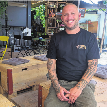 «Für Bremgarten» - Juri Tirez in seinem «Stiefelchnächts Bauwagen». Was als Provisorium infolge eines Wasserschadens begann, ist mittlerweile fester und beliebter Bestandteil des Bremgarter Sommers.    Bilder: Marco Huwyler